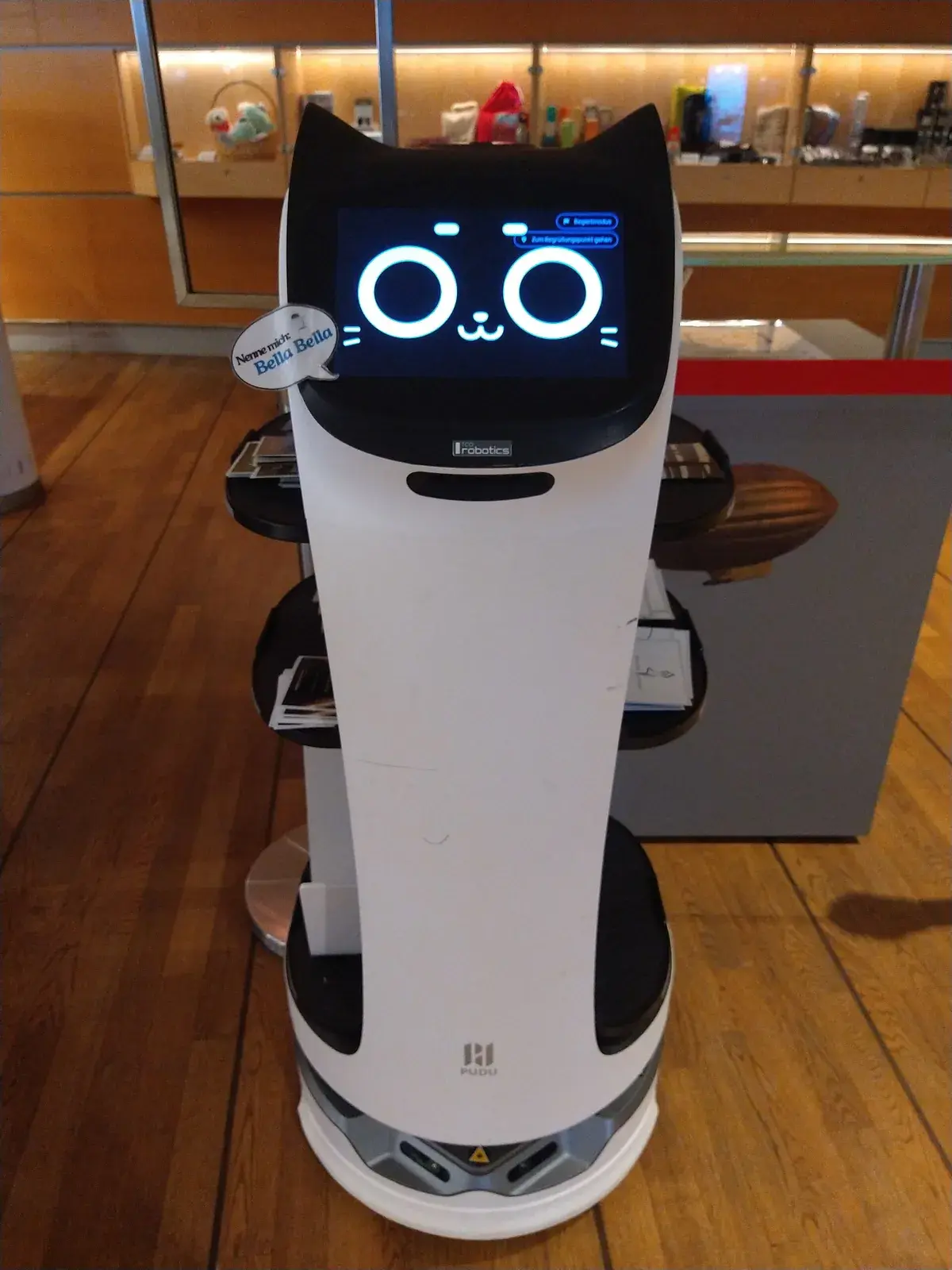 Serviceroboter mit Tabletts und Display im Foyer eines Kongresszentrums