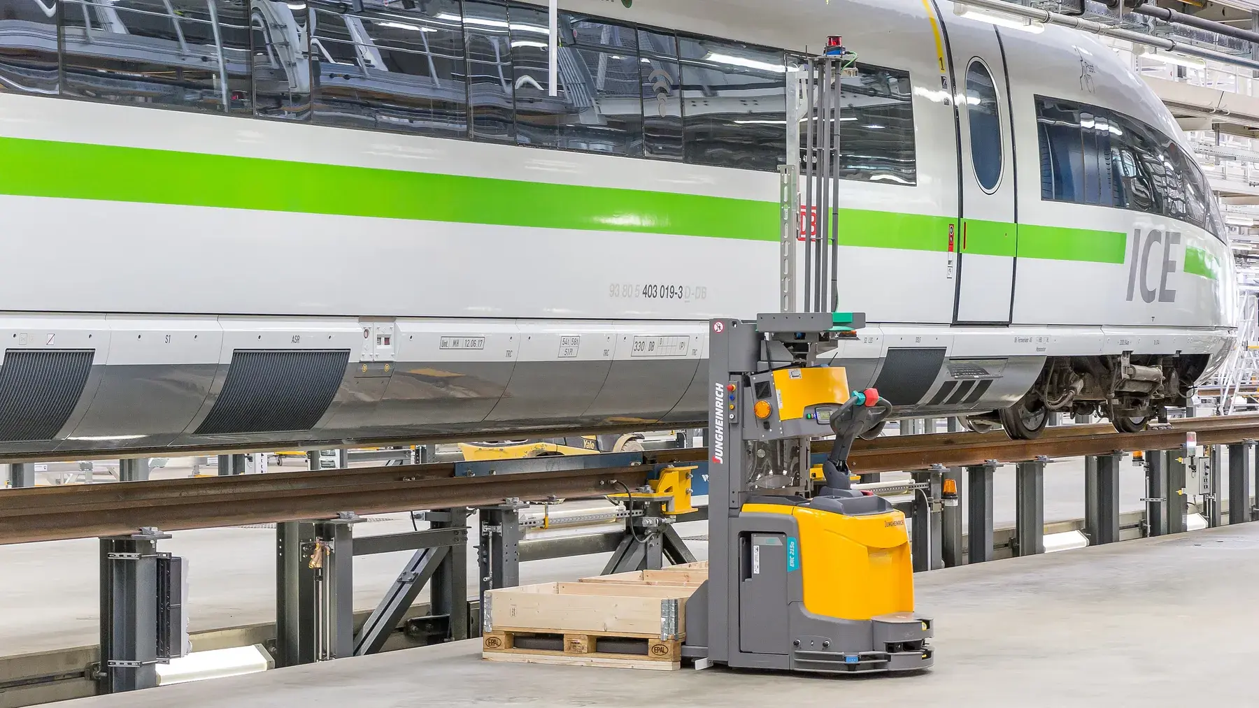 Fahrerloses Transportfahrzeug mit Palette in einer Instandhaltungshalle